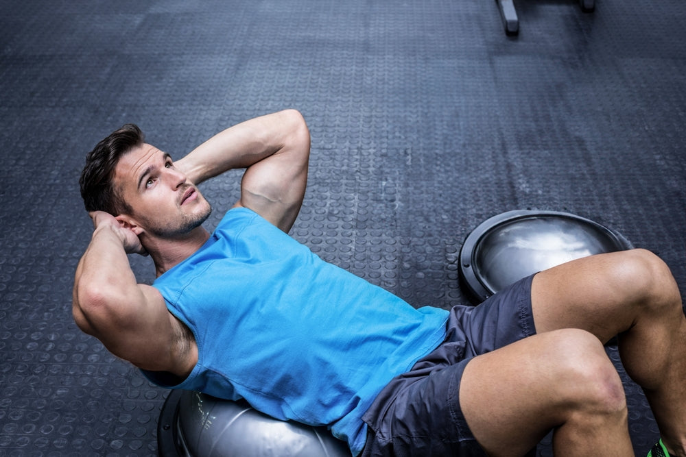 o persoană care face exerciții pentru abdomen la sală
