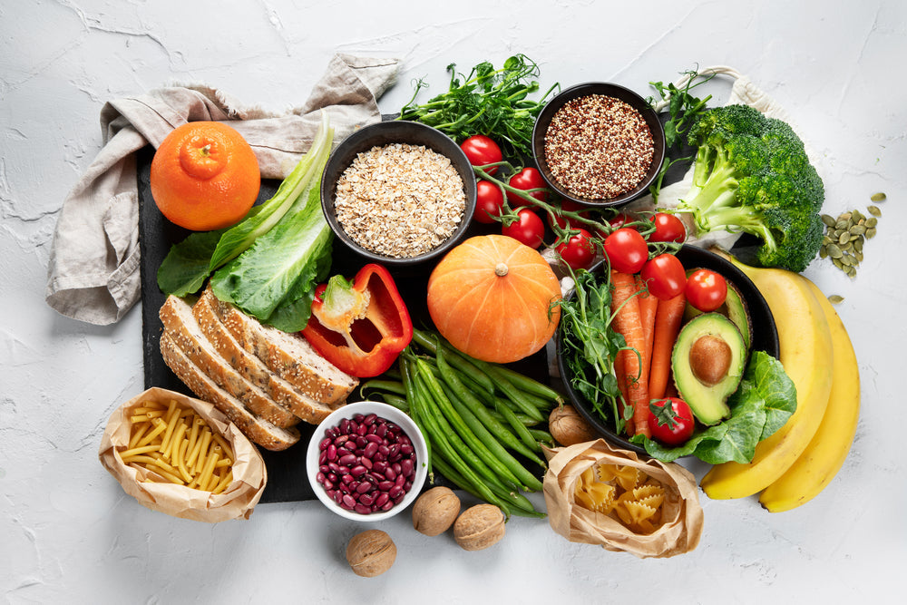 O imagine cu diverse alimente sanatoase care reprezinta o dieta echilibrata