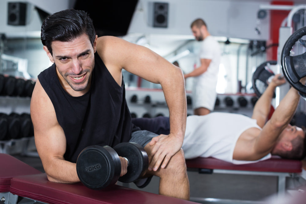 O persoană care execută corect un exercițiu pentru biceps
